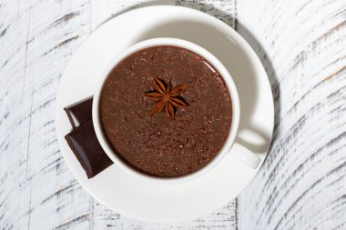 Bir fincan sıcak çikolata, yatay üst görünüm.