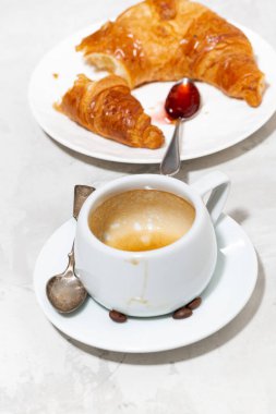 boş bir fincan kahve, taze kruvasan çilek reçeli, dikey
