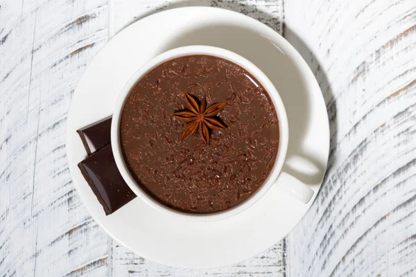 Bir fincan sıcak çikolata, yatay üst görünüm.