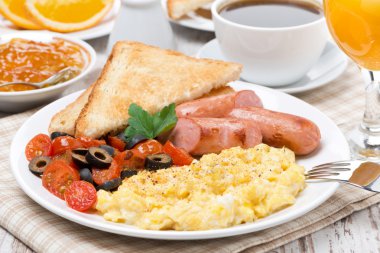 domates, sosis ve ekmek kahvaltı için yumurta Scramble