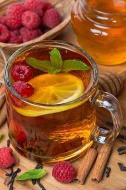 limon, nane, ahududu ve tarçın kokulu siyah çay