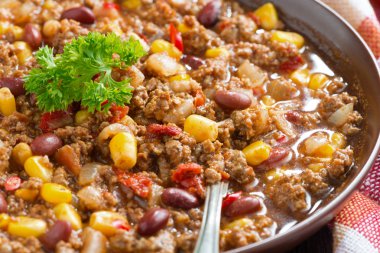 Meksika baharatlı yemek chili con carne kahverengi seramik tabak