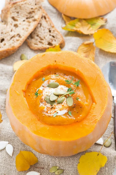 Kryddig grädde soppa i en pumpa och bröd, ovanifrån — Stockfoto