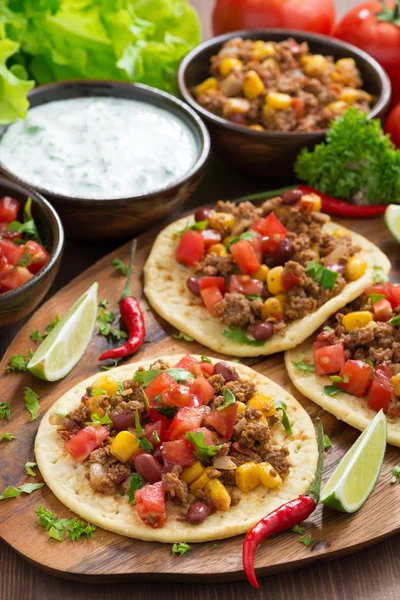 Tortillas con chile con carne y salsa de tomate sobre tabla de madera — Foto de Stock