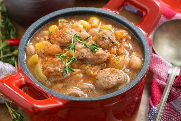 Gemüseeintopf mit Würstchen in der Pfanne, Nahaufnahme — Stockfoto