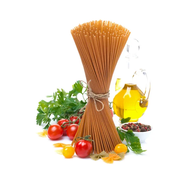 Pełnoziarniste spaghetti, pomidory cherry, oliwy z oliwek i świeże zioła — Zdjęcie stockowe