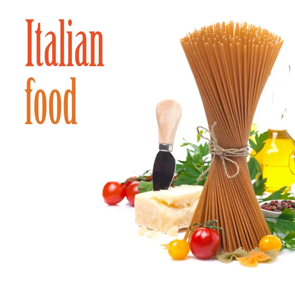 Целые спагетти, помидоры, оливковое масло и пармезан, изолированные — стоковое фото