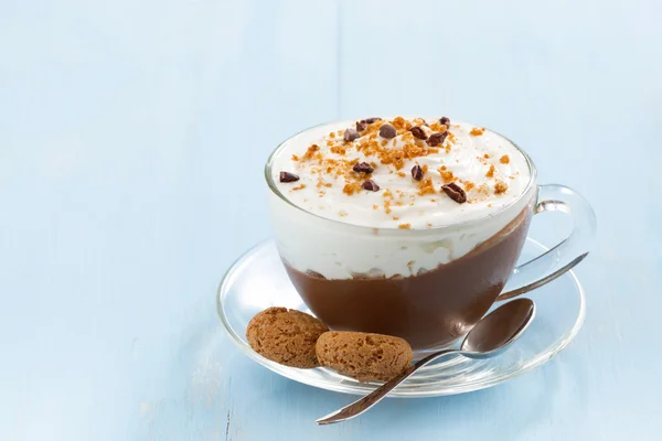 Dessert au chocolat avec crème et amaretti dans une tasse — Photo