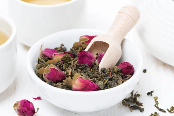 Grönt te med rosenknoppar, närbild — Stockfoto