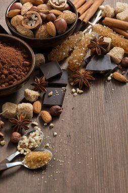 çikolata, kakao, fındık ve baharatlar ahşap zemin, dikey