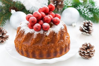 bir tabak ve süslemeleri Noel kek