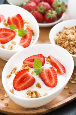 sağlıklı bir kahvaltı - Yoğurtlu taze çilek ve granola