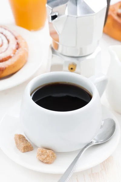 Zwarte koffie en zoete broodje voor het ontbijt, verticale — Stockfoto