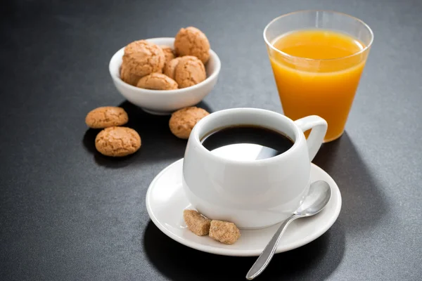 Taza de café, galletas italianas y zumo de naranja — Foto de Stock