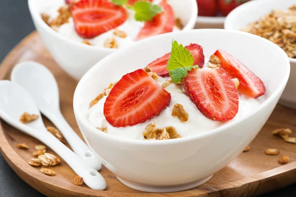 Desayuno saludable yogur con fresas frescas y granola — Foto de Stock