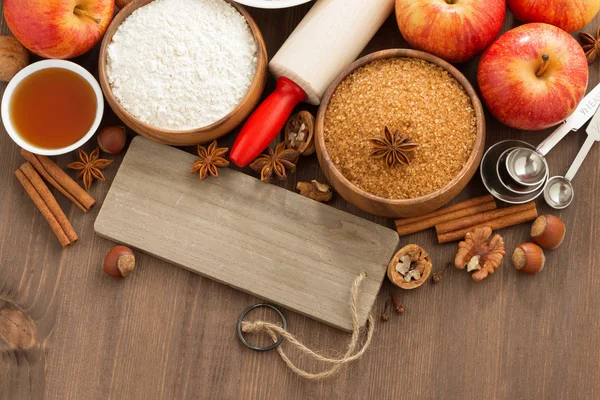 Ingrediënten voor het bakken appeltaart en houten naamplaatje, bovenaanzicht — Stockfoto