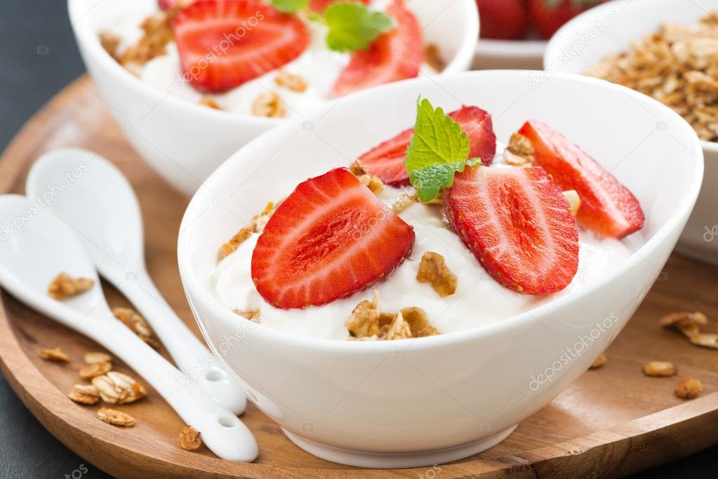 Gesundes Frühstück - Joghurt mit frischen Erdbeeren und Müsli ...