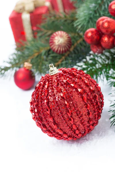 Weihnachtskomposition mit dekorativer roter Kugel, Tannenzweigen — Stockfoto