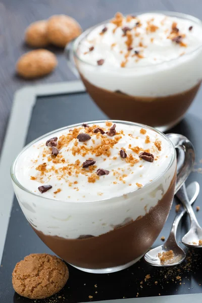 Dessert with chocolate, cream and amaretti in glass cups — Stock Photo, Image