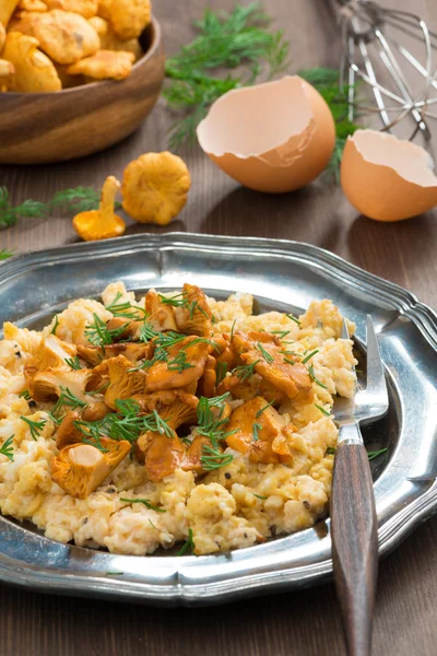 Deliciosos huevos revueltos con rebozuelos y eneldo fresco — Foto de Stock