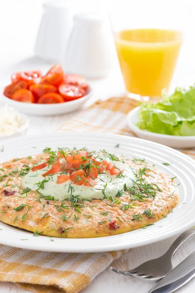 Omelette with carrot and green yogurt sauce for breakfast — Stock Photo, Image