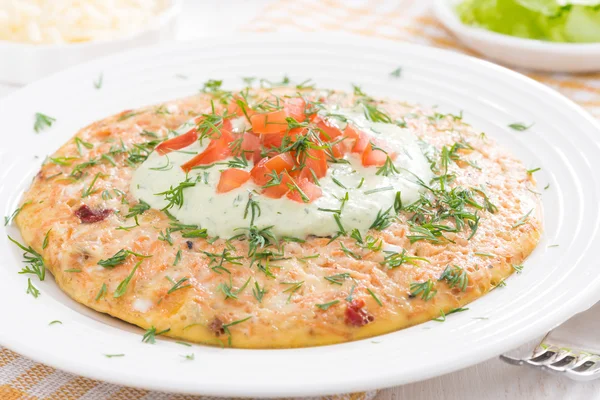 Omelete dietético com cenouras, tomates e molho de iogurte verde — Fotografia de Stock