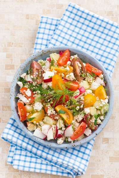 Comida saludable - ensalada con verduras frescas y requesón —  Fotos de Stock