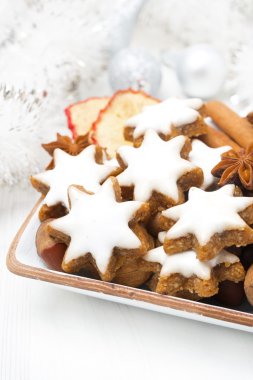 yıldız kurabiye, fındık ve bir kasede baharat-Noel için