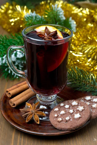 Vino caliente de Navidad con especias y galletas de chocolate —  Fotos de Stock