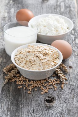 taze ürünler - yulaf ezmesi, yumurta, peynir ve süt