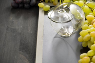 boş bardak şarap ve üzüm yatay bir kara tahta üzerinde