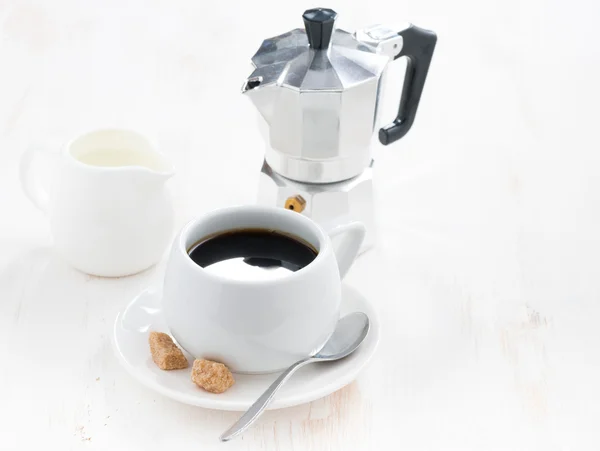 Tasse schwarzen Kaffee, frische Sahne und Kaffeemaschine — Stockfoto