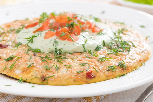 Tortilla dietética con zanahorias, tomates y salsa de yogur verde —  Fotos de Stock