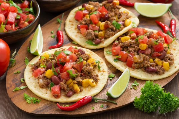 Cozinha mexicana-tortilhas com chili con carne e salsa de tomate — Fotografia de Stock