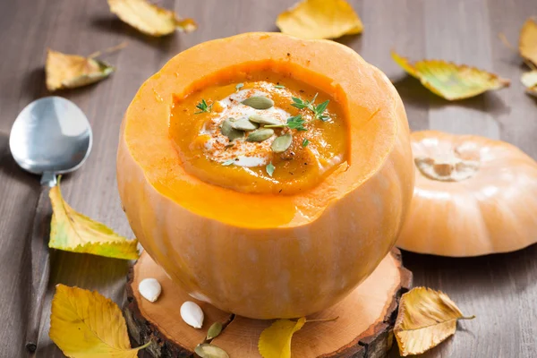 Seasonal vegetable cream soup in a pumpkin — Stock Photo, Image
