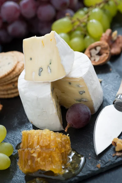 Camembert mit frischem Honig, Trauben und Nüssen, Nahaufnahme — Stockfoto