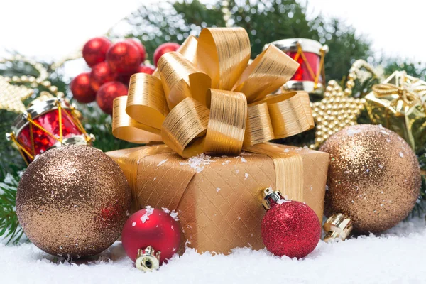 Goldene Geschenkschachtel und Christbaumschmuck, Nahaufnahme — Stockfoto