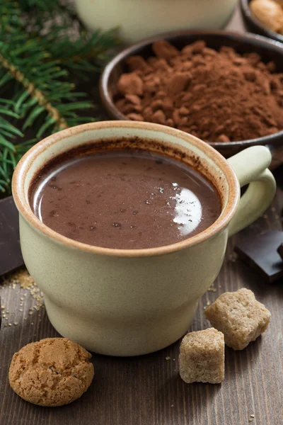 Cioccolata calda in una tazza di ceramica e biscotti amaretti — Foto Stock