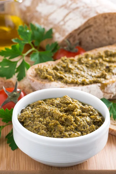 Salsa de pesto y ciabatta, vertical —  Fotos de Stock