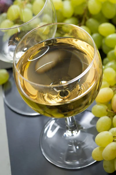 Glass of white wine and grapes, close-up — Stock Photo, Image