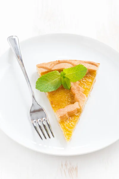 Шматок свіжого яблучного пирога на білій тарілці, вид зверху — стокове фото