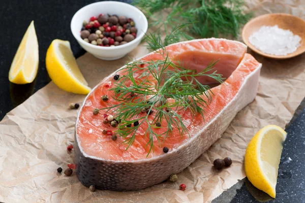 Сырой стейк лосося, лимон и специи, приготовленные для приготовления пищи — стоковое фото
