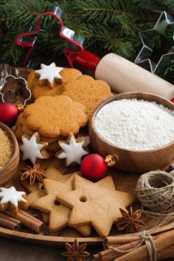 çeşitli Noel kurabiyeleri ve malzemeler için Pişirme, dikey