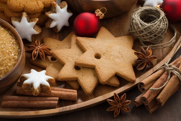 Diverse jul cookies, dekorationer och kryddor — Stockfoto