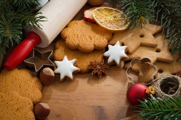 Surtido de galletas de Navidad, decoraciones y especias — Foto de Stock