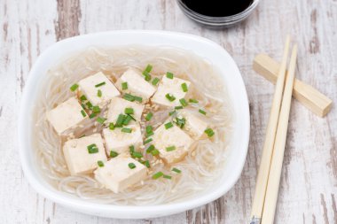 çorba, pilav makarna, tofu ve yeşil soğan, üstten görünüm