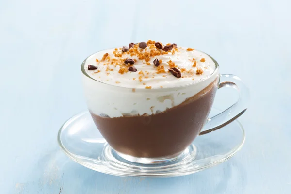 Schokoladendessert mit Sahne und Amaretti auf blauem Hintergrund — Stockfoto