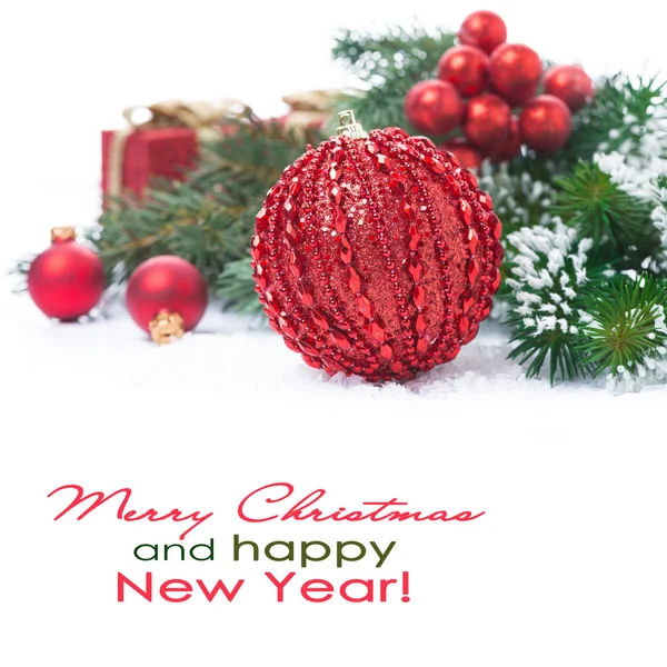 赤いボールと分離されたプレゼントをクリスマス組成 — ストック写真