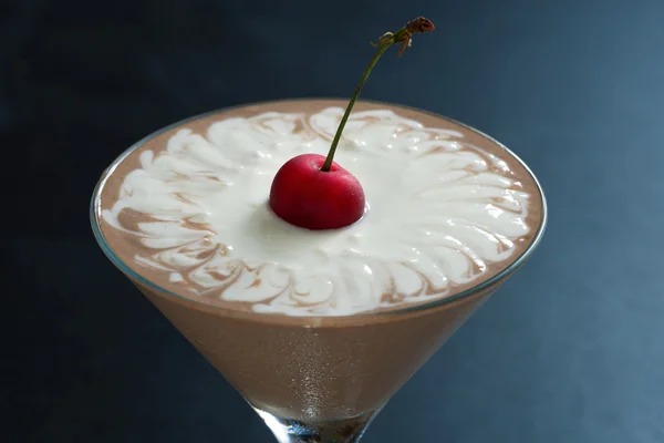 Postre de chocolate de dos capas en vasos con cereza fresca — Foto de Stock