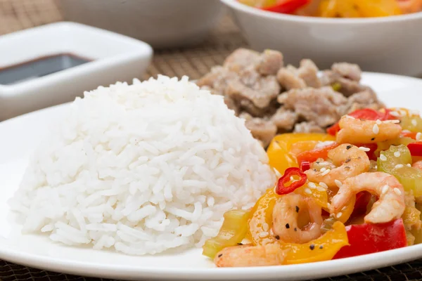 Weißer Reis, Huhn und Gemüse mit Garnelen, Nahaufnahme — Stockfoto